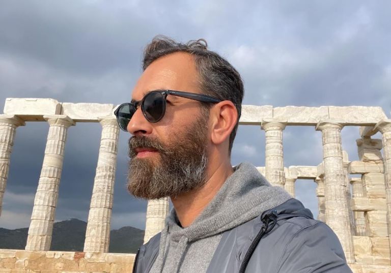 Άγγελος Μπράτης: Και όμως το τόλμησε – Πόζαρε με κόκκινες γόβες και εντυπωσίασε [pic]