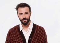 Νίκος Γκέλια: «Η γυναίκα μου είναι μεγαλυτερή μου και μοιάζει 18 χρονών με εκνευρίζει αφάνταστα»