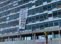 Θεσσαλονίκη: Φοιτητές και κουκουλοφόροι εισέβαλαν στην πρυτανεία του ΑΠΘ και σήκωσαν πανό