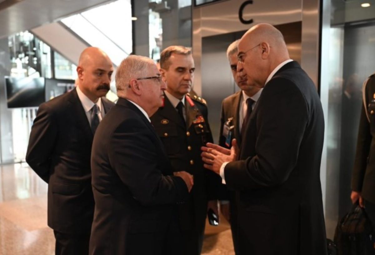Δένδιας: Συναντήθηκε με τον Τούρκο υπουργό Άμυνας στις Βρυξέλλες – Ανάγκη να διατηρηθεί κλίμα ύφεσης