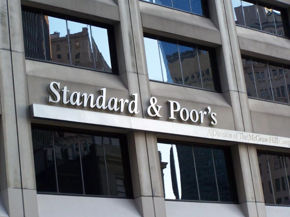 S&P: Τα πλεονεκτήματα της Ελλάδας στο δύσκολο δημοσιονομικό τοπίο της Ευρωζώνης