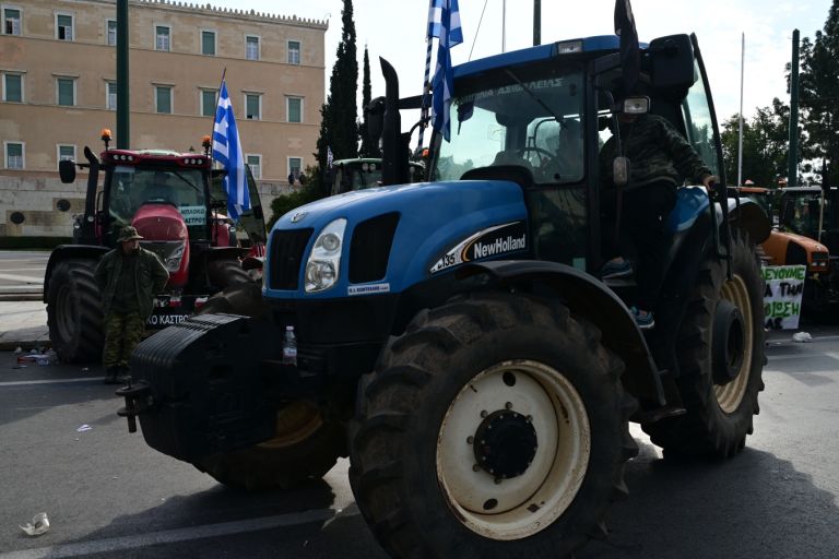Αγρότες: Έφυγαν τα τρακτέρ από την Αθήνα, άνοιξαν οι δρόμοι [vid]