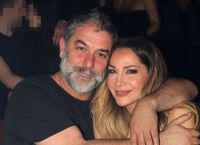 Βανδή – Μπισμπίκης: Η μεσημεριανή βόλτα στο κέντρο της πρωτεούσας – Με κρασάκι στο χέρι