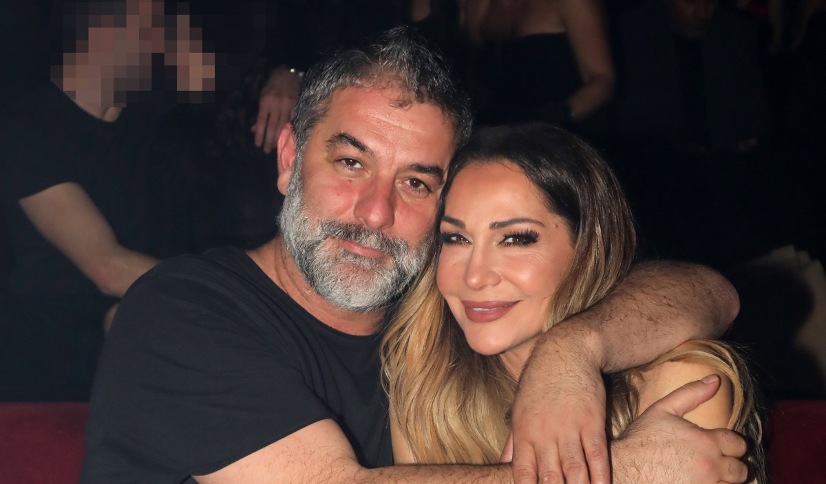 Βανδή – Μπισμπίκης: Η μεσημεριανή βόλτα στο κέντρο της πρωτεούσας – Με κρασάκι στο χέρι