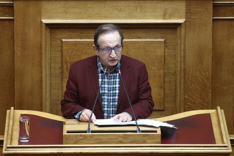 Μπιμπίλας στη Βουλή: Nα έρθει η Εκκλησία να μας πει πόσοι είναι οι γκέι ιερείς