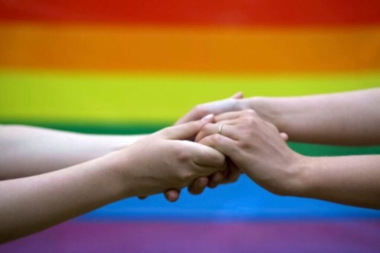 Όλα όσα προβλέπει το νομοσχέδιο για τα ομόφυλα ζευγάρια [vid]
