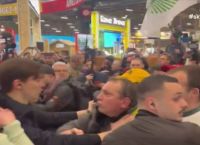Ένταση με αγρότες στη Γαλλία λίγο πριν φτάσει ο Μακρόν [vid]