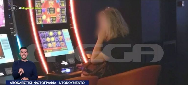 Δείτε τι είπε η ξανθιά γυναίκα σκηνοθέτης που έπαιζε «φρουτάκια» μαζί με τον Πολυχρονόπουλο [vid]