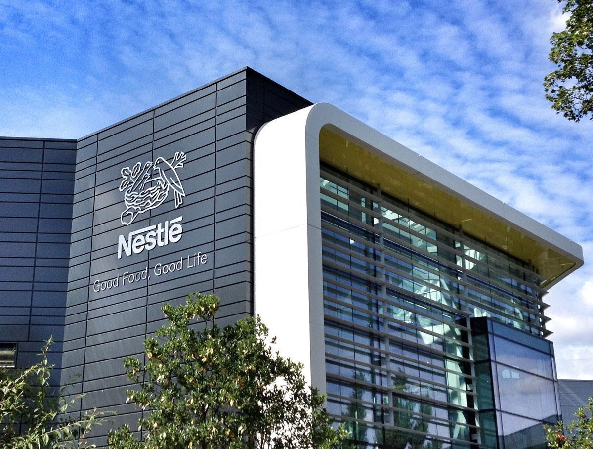 Ακρίβεια: Πώς Nestle και Danone προσπαθούν να ξανακερδίσουν τους καταναλωτές – Τι θα γίνει με τις τιμές