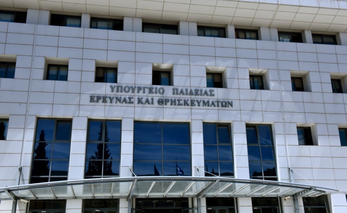 Ύποπτος φάκελος στο υπουργείο Παιδείας – Συναγερμός στην αστυνομία