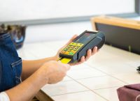 «Καμπάνες» 10.000 – 20.000 ευρώ για μη διασύνδεση ταμειακών με POS