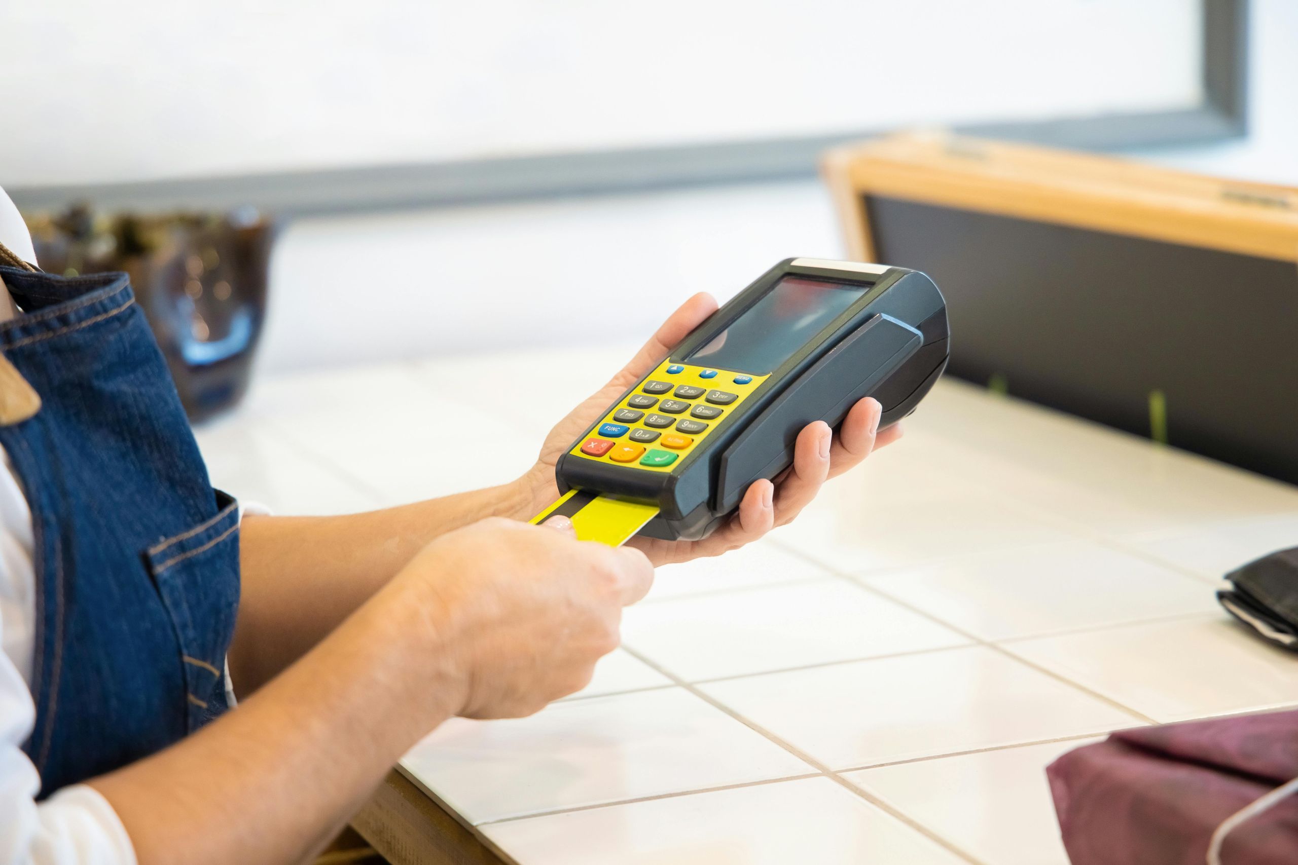 «Καμπάνες» 10.000 – 20.000 ευρώ για μη διασύνδεση ταμειακών με POS