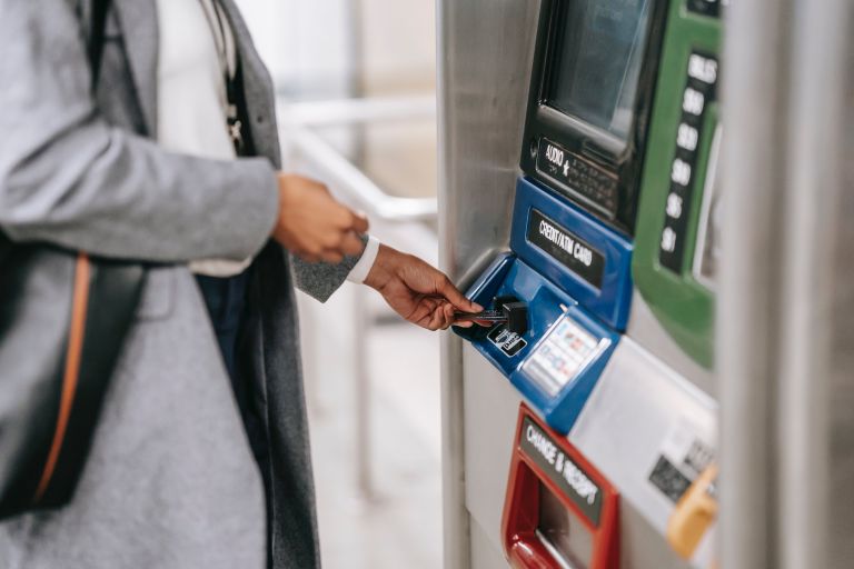 Τράπεζες: Σχεδιάζουν μηνιαίο τέλος 0,50€ – Εξαιρούνται οι αποταμιευτικοί λογαριασμοί