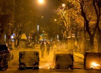 Πεδίο μάχης τα Εξάρχεια: Κουκουλοφόροι πέταξαν βόμβες μολότοφ εναντίον αστυνομικών