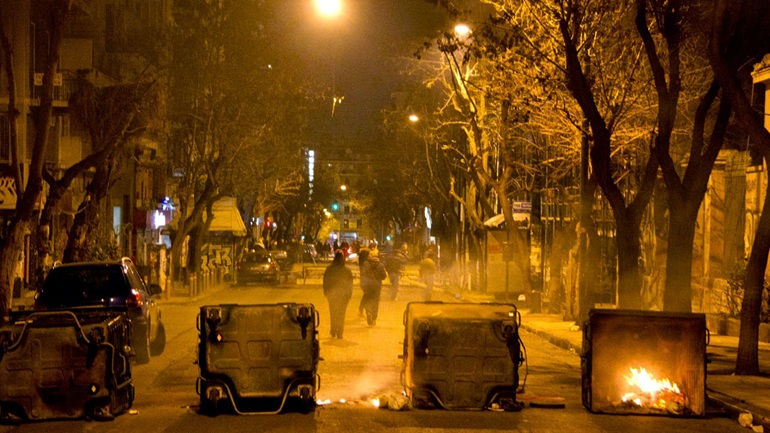 Πεδίο μάχης τα Εξάρχεια: Κουκουλοφόροι πέταξαν βόμβες μολότοφ εναντίον αστυνομικών