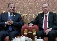 Bloomberg: Τι σημαίνουν οι “αγάπες” Ερντογάν – Σίσι