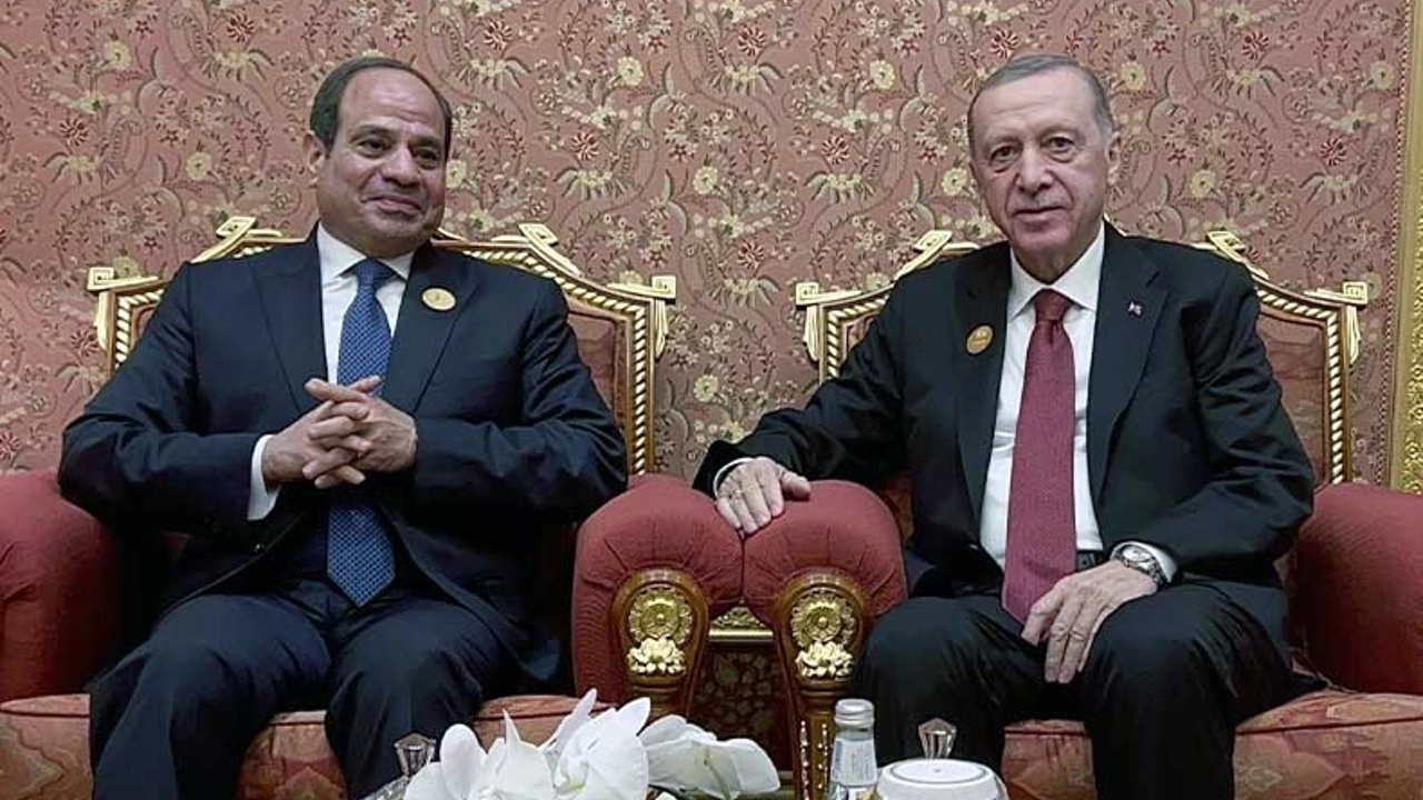 Bloomberg: Τι σημαίνουν οι “αγάπες” Ερντογάν – Σίσι