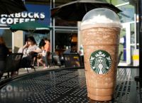 Starbucks: Μετά τον καφέ με ελαιόλαδο, λανσάρουν καφέ με γεύση χοιρινού