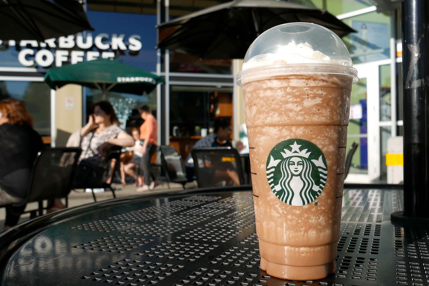 Starbucks: Μετά τον καφέ με ελαιόλαδο, λανσάρουν καφέ με γεύση χοιρινού