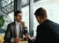 Μελέτη αποκαλύπτει τη λέξη που θα σας κάνει 50% περισσότερο επιδραστικούς απέναντι στους συνομιλητές σας