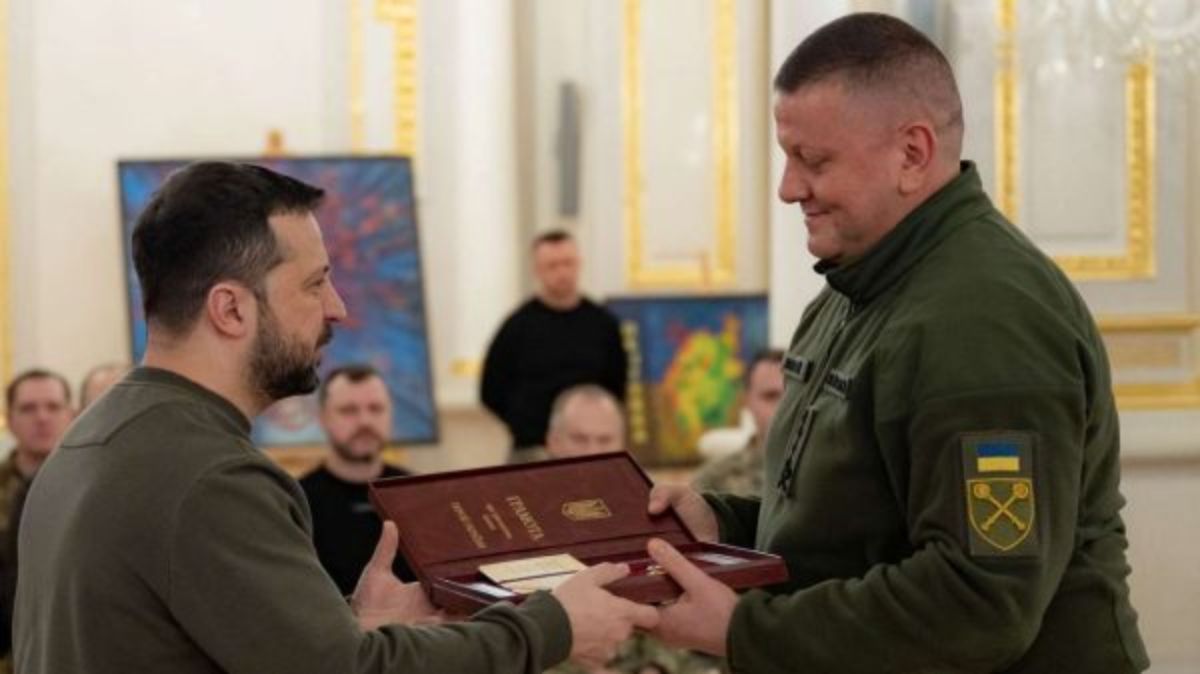 Κίεβο: Απερρίφθη μετ’ επαίνων ο Ζαλούζνι από τον Ζελένσκι