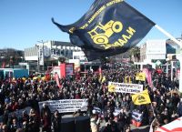 Κλιμακώνουν τις κινητοποιήσεις τους οι αγρότες – Ενισχύουν με τρακτέρ τα μπλόκα τους