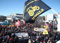 Σκληραίνουν τη στάση τους οι αγρότες