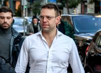 Κασσελάκης σε Μητσοτάκη: «Ενόψει Τσικνοπέμπτης ντύθηκε πελάτης σουπερμάρκετ»