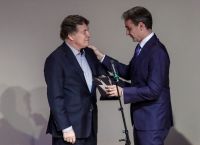 Όταν ο Μητσοτάκης βράβευσε τον Ρεχάγκελ