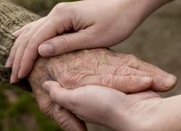 Καταγγελίες για κακή περίθαλψη ηλικιωμένων και απαξιωτικές συμπεριφορές στα γηροκομεία