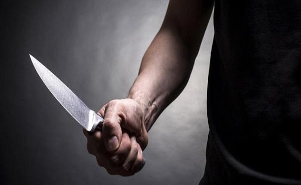 Ομόνοια: Αλλοδαπός μαχαίρωσε αρχιφύλακα και επιχείρησε να αρπάξει το όπλο του [vid]
