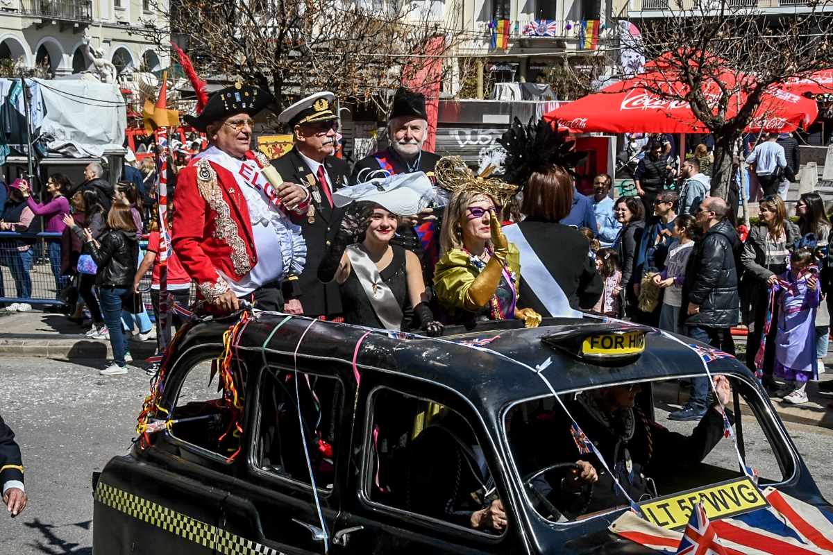 Όλη η Ελλάδα μια αποκριάτικη γιορτή: «Βουλιάζει» από κόσμο η Πάτρα