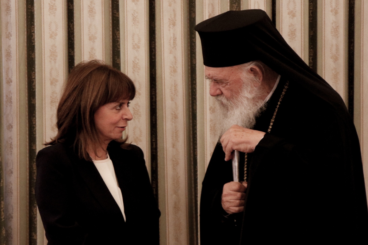 Στην αντεπίθεση η Ιεραρχία για τα ομόφυλα ζευγάρια – “Μέτρα” κατά της Σακελλαροπούλου