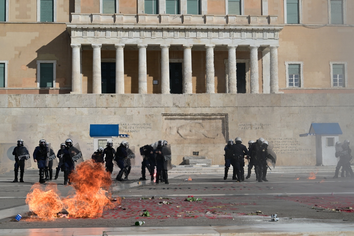 Επεισοδιακή η ψήφιση του νομοσχεδίου για τα ιδιωτικά ΑΕΙ – Ένταση εντός και εκτός Βουλής
