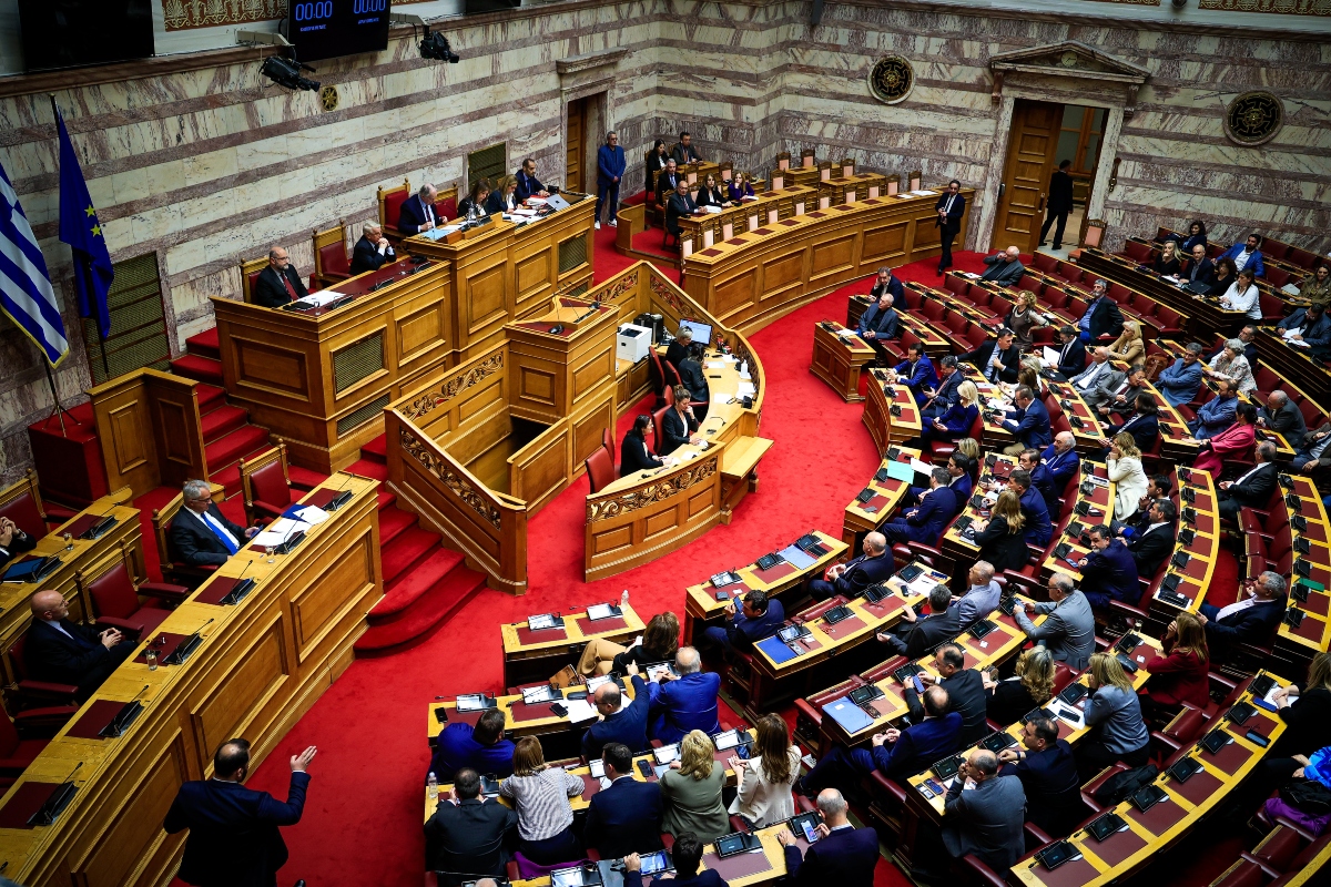 “Καθεστωτισμός” και “μιντιακά συμφέροντα” κυριαρχούν στη συζήτηση για την πρόταση δυσπιστίας