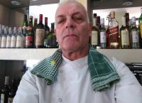 «Έχασα 2,5 λίτρα αίμα» – Συγκλονίζει ο μάγειρας που μαχαιρώθηκε στη Θεσσαλονίκη για μια μερίδα κοντοσούβλι