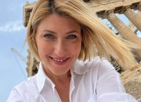 Η Σία Κοσιώνη φωτογραφίζεται με τον σκύλο της στο αριστοκρατικό σαλόνι του σπιτιού της