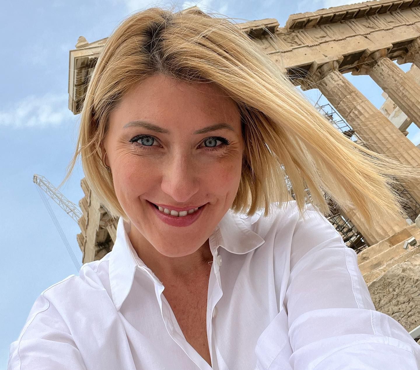 Η Σία Κοσιώνη φωτογραφίζεται με τον σκύλο της στο αριστοκρατικό σαλόνι του σπιτιού της