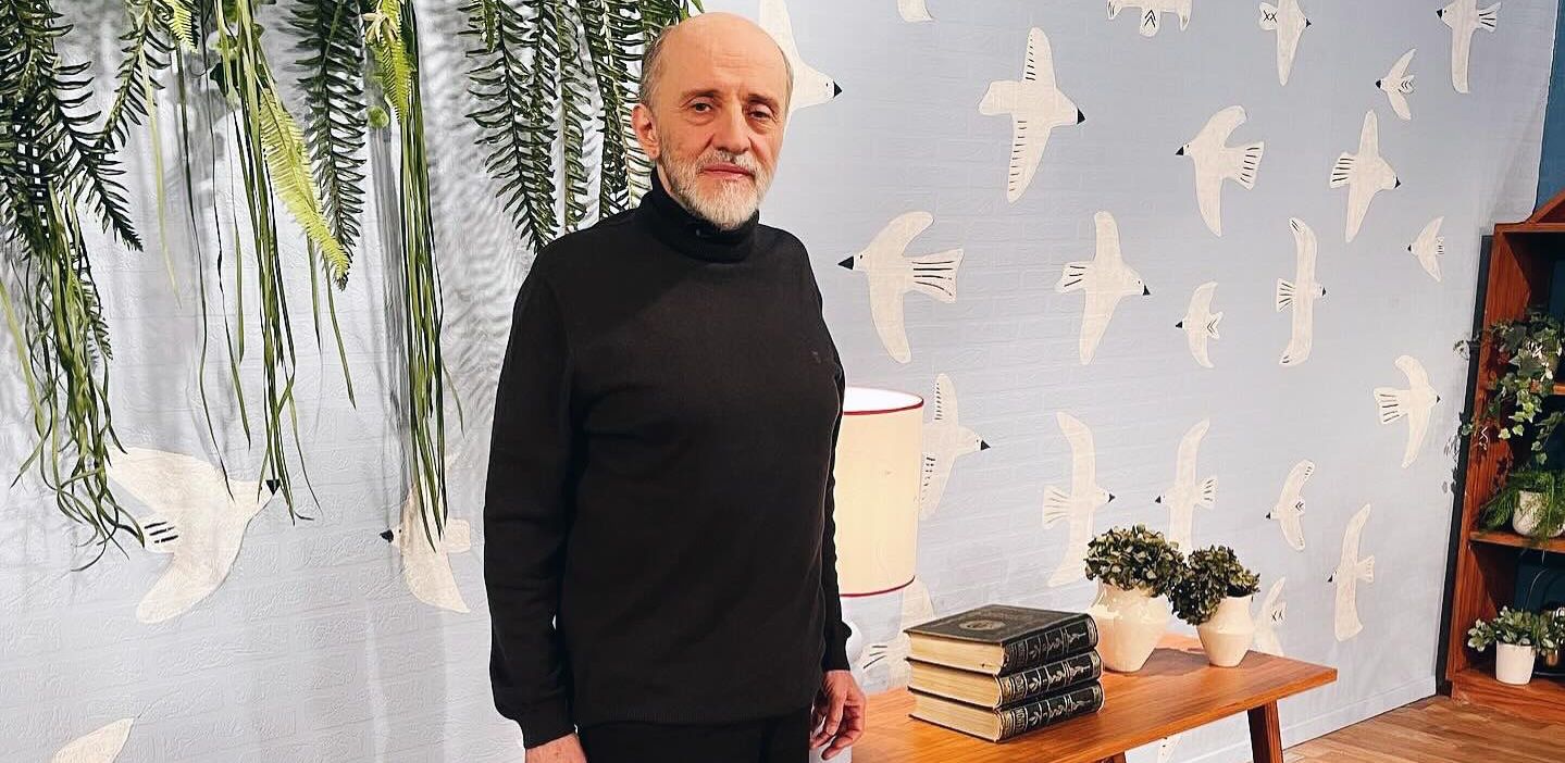 Μάνος Βακούσης: «Στα 16 αυτονομήθηκα, δούλευα σε νεκροτομείο έπλενα σώματα νεκρών»