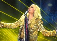 Άννα Βίσση: Κάνει γυμναστική στο καμαρίνι πριν τραγουδήσει το Είναι Επιλογή μου