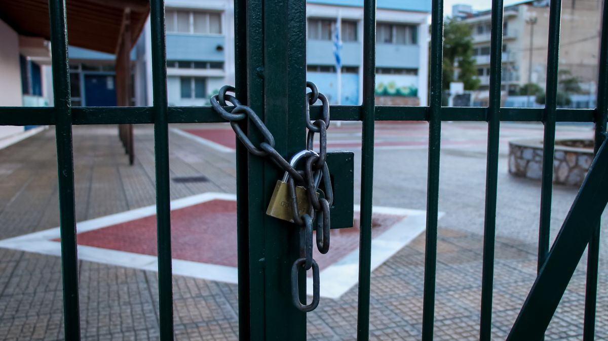 Κηφισιά: Πέταξαν κροτίδες, αυγά και νερόμπαλες σε καθηγήτρια