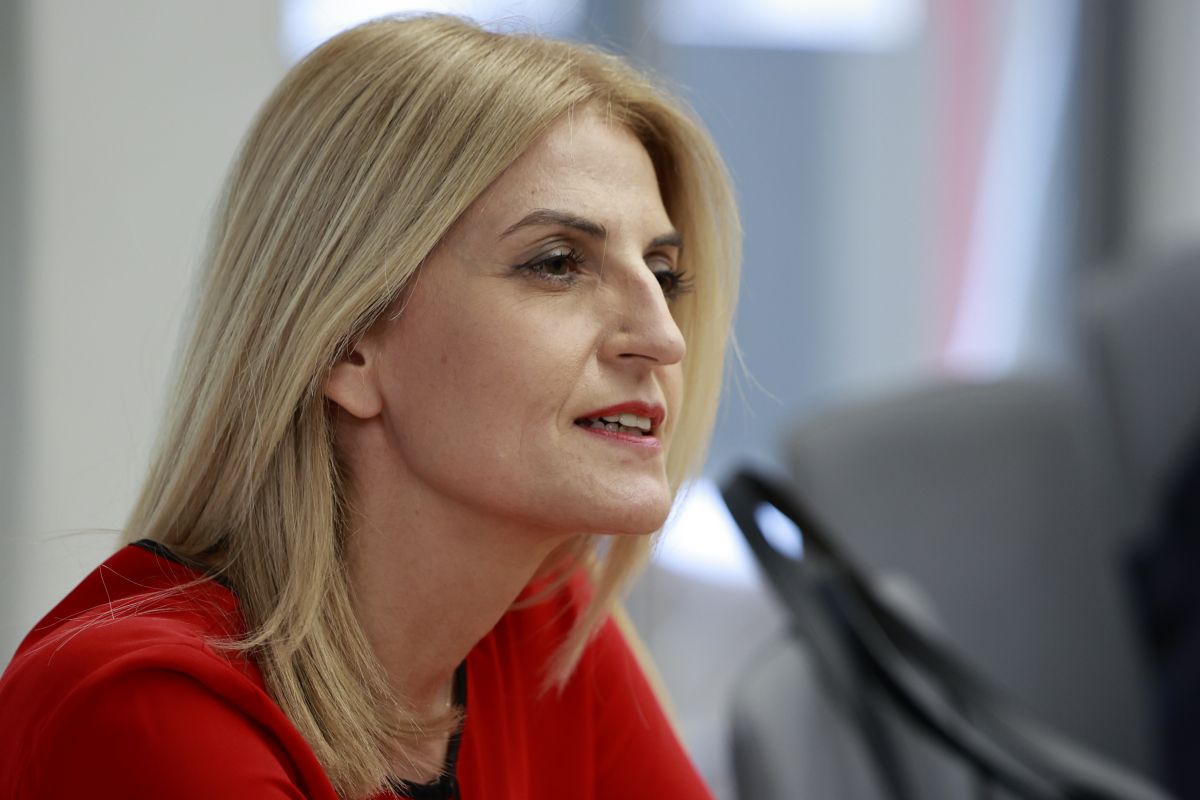 Δώρα Αυγέρη: «Αδιόρθωτος και ψεύτης ο Καραμανλής» [vid]
