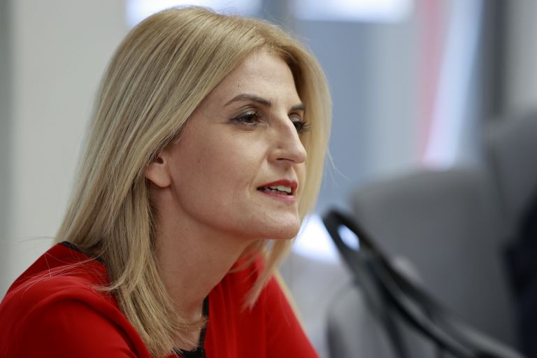 Δώρα Αυγέρη: «Αδιόρθωτος και ψεύτης ο Καραμανλής» [vid]