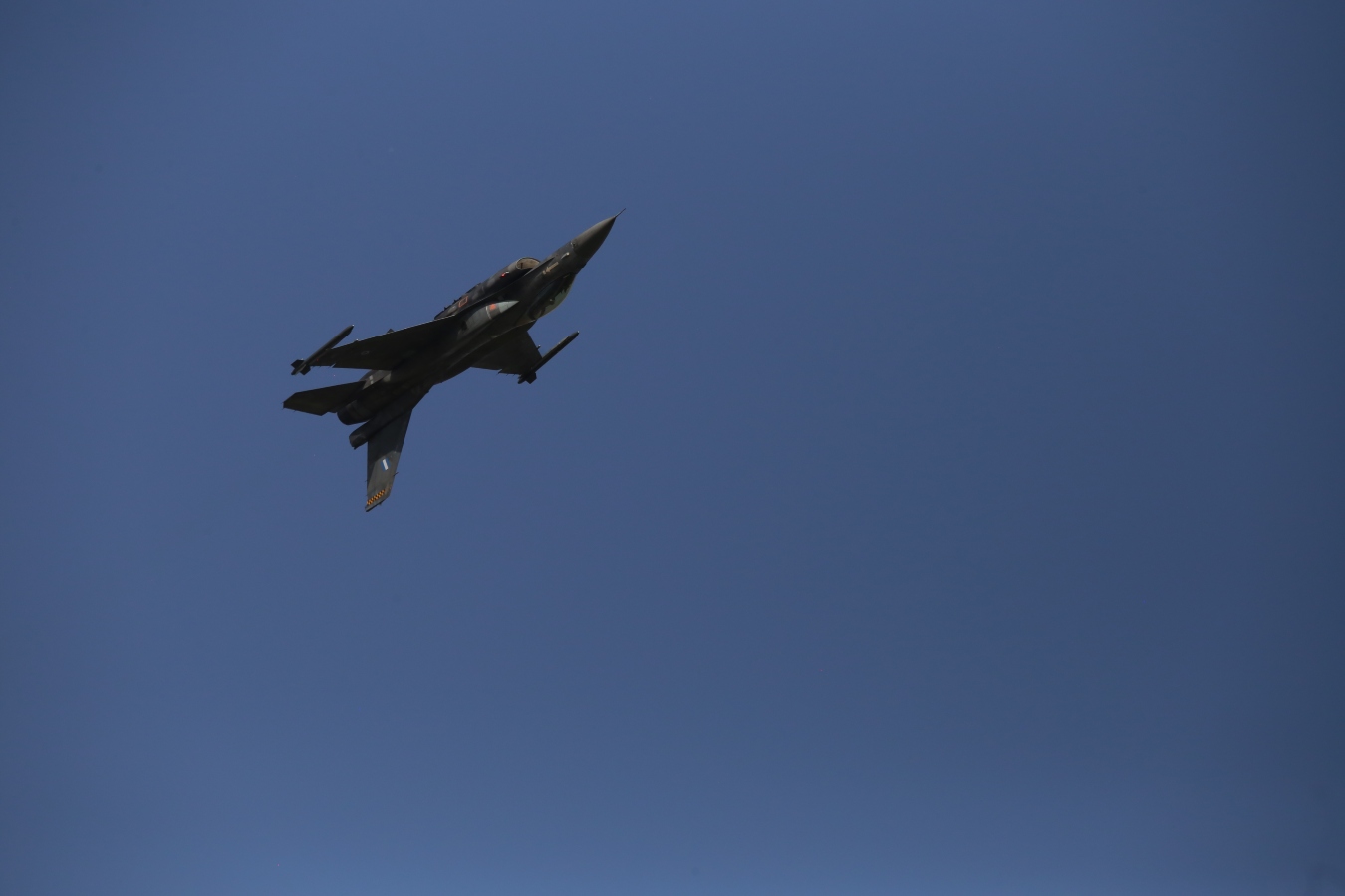 Πτώση F-16 στη νήσο Ψαθούρα κοντά στην Αλόννησο – Εγκατέλειψε ο πιλότος, εντοπίστηκε σώος