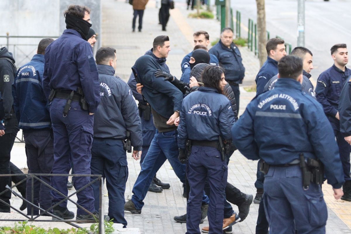 Κολωνός: Επίθεση της μητέρας της 12χρονης στον Ηλία Μίχο – Απεβλήθη από τη δικαστική αίθουσα