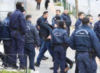 Κολωνός: Επίθεση της μητέρας της 12χρονης στον Ηλία Μίχο – Απεβλήθη από τη δικαστική αίθουσα