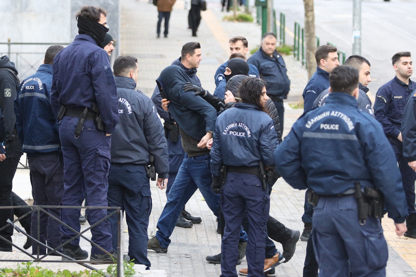 Κολωνός: Επίθεση της μητέρας της 12χρονης στον Ηλία Μίχο – Απεβλήθη από τη δικαστική αίθουσα