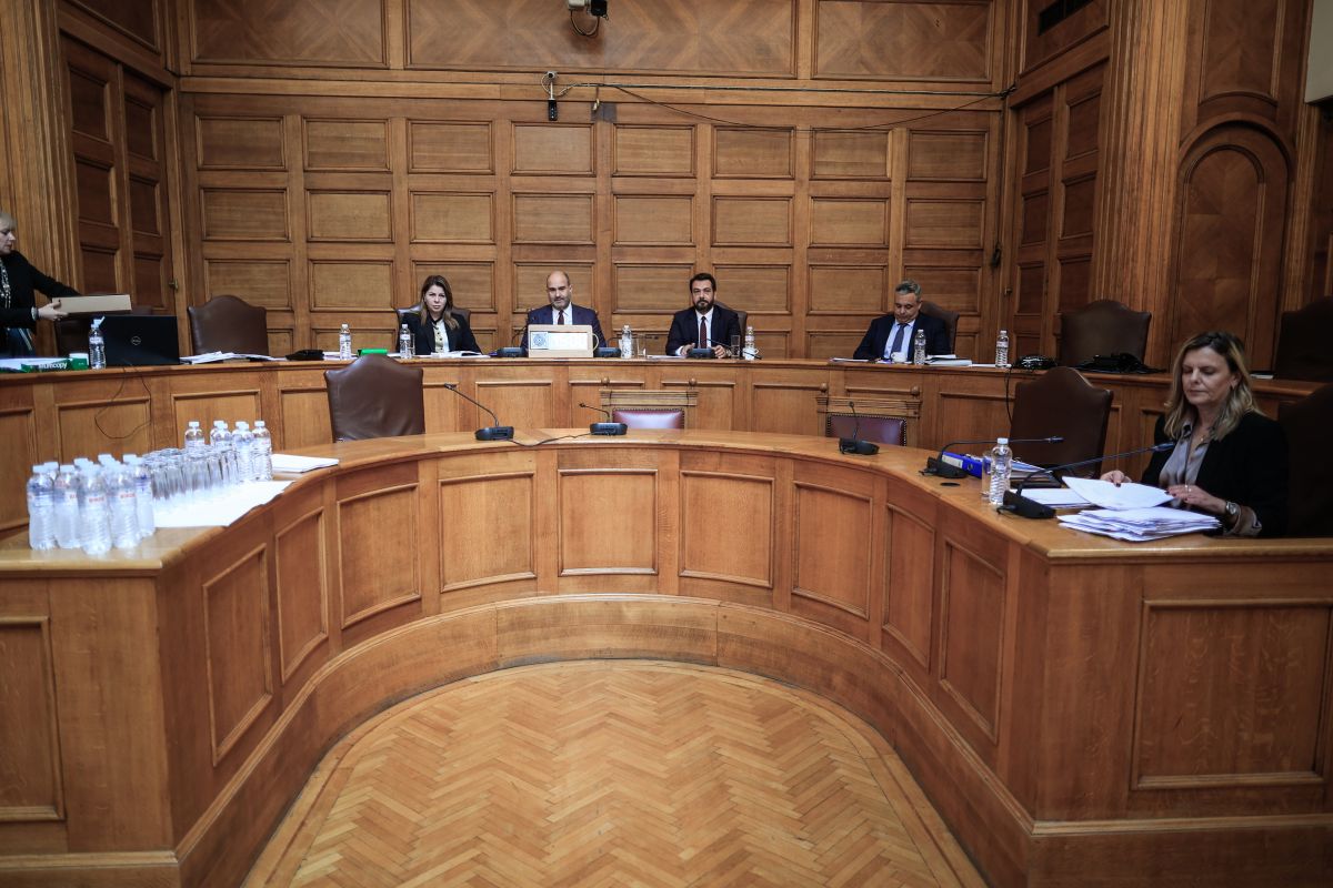 Συγγενείς θυμάτων απαιτούν να μην παραστούν σε παρελάσεις οι 16 της ΝΔ στην Εξεταστική