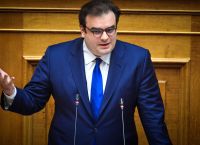 Φυλλάδια έξω από το σπίτι του Κυριάκου Πιερρακάκη – «Δεν εκβιάζομαι» λέει ο Υπουργός Παιδείας