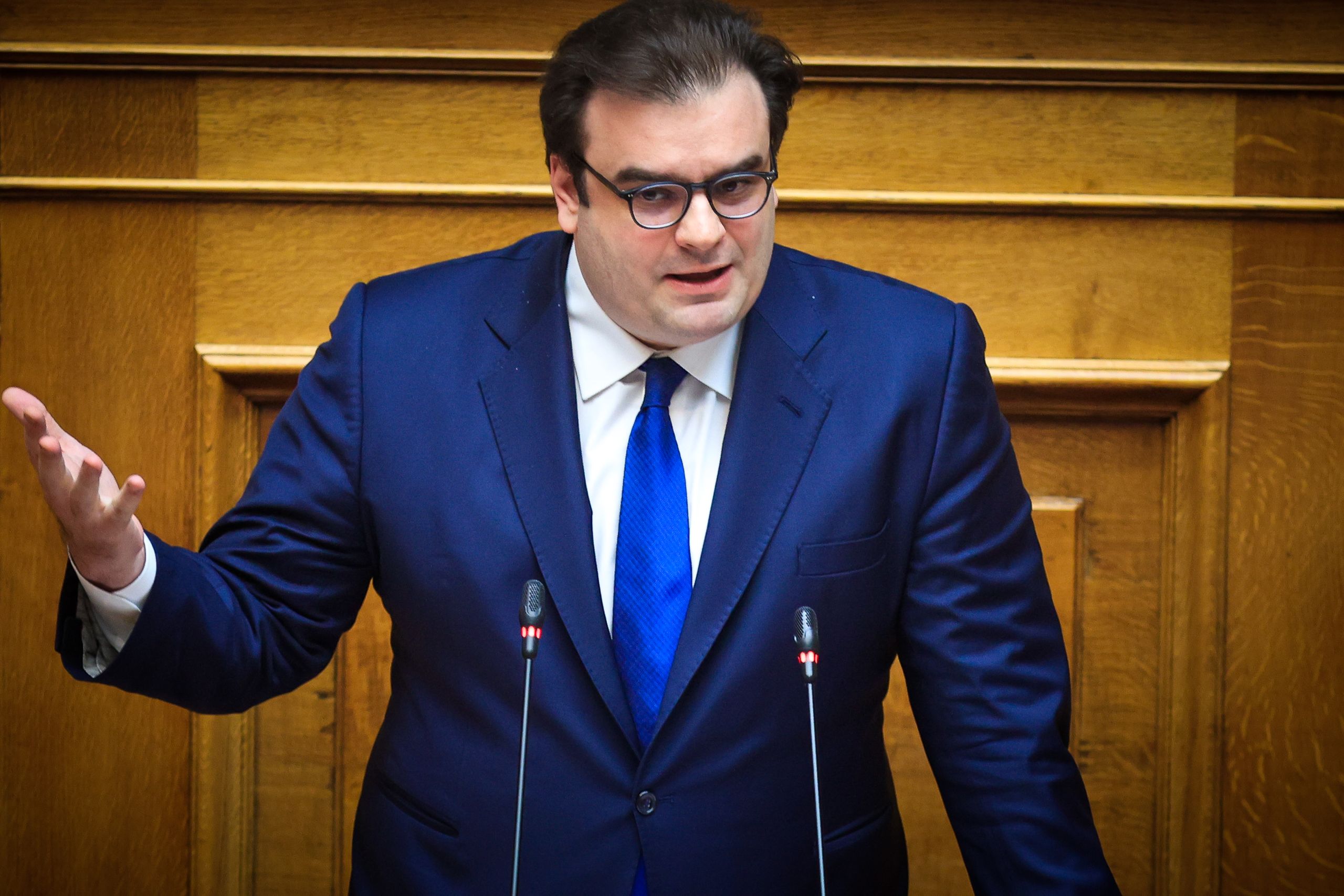 Φυλλάδια έξω από το σπίτι του Κυριάκου Πιερρακάκη – «Δεν εκβιάζομαι» λέει ο Υπουργός Παιδείας
